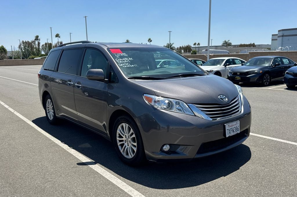 2017 Toyota Sienna XLE 8 Passenger