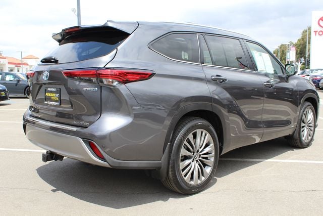 2022 Toyota Highlander Hybrid Platinum