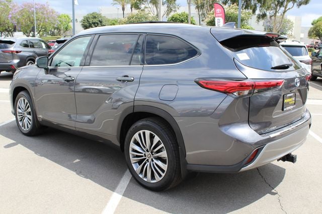 2022 Toyota Highlander Hybrid Platinum