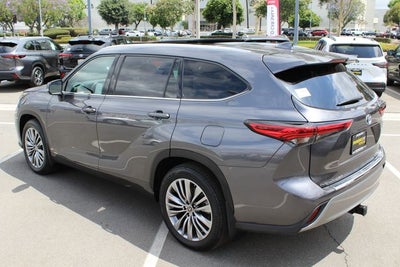 2022 Toyota Highlander Hybrid Platinum