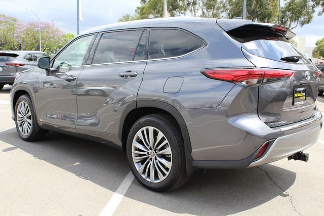 2022 Toyota Highlander Hybrid Platinum