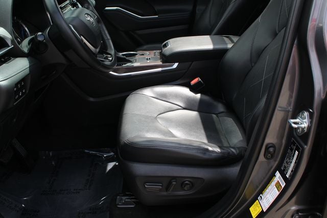 2022 Toyota Highlander Hybrid Platinum