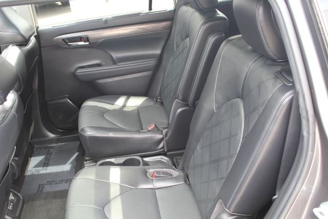2022 Toyota Highlander Hybrid Platinum