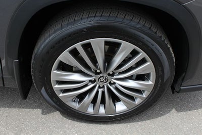 2022 Toyota Highlander Hybrid Platinum