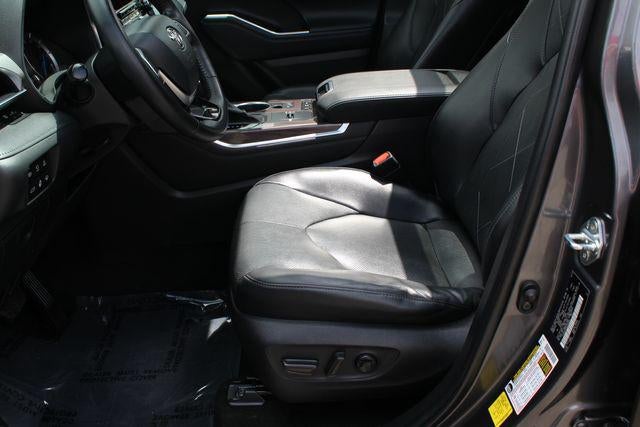 2022 Toyota Highlander Hybrid Platinum