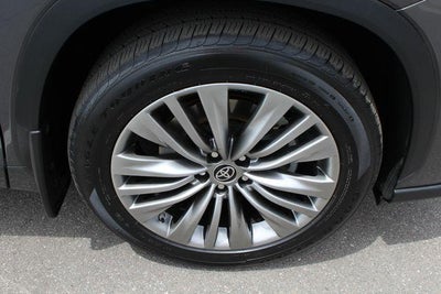 2022 Toyota Highlander Hybrid Platinum