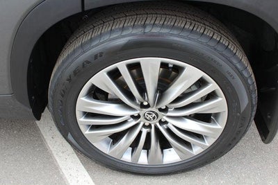 2022 Toyota Highlander Hybrid Platinum