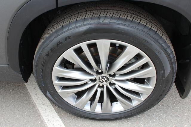 2022 Toyota Highlander Hybrid Platinum