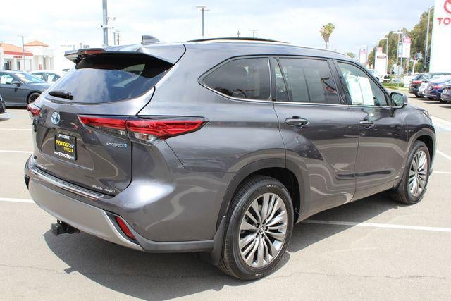 2022 Toyota Highlander Hybrid Platinum