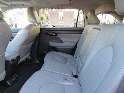 2022 Toyota HIGHLANDER XLE