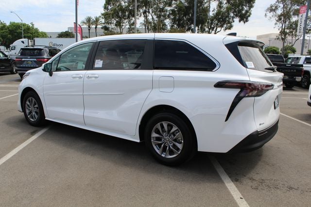 2026 Toyota Sienna LE 8 Passenger