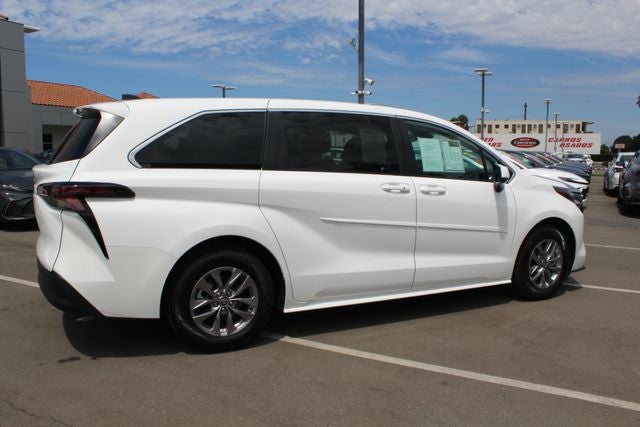 2026 Toyota Sienna LE 8 Passenger