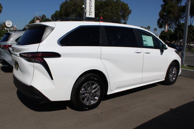 2026 Toyota Sienna LE 8 Passenger