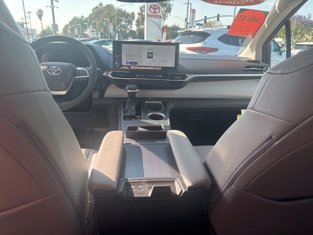2026 Toyota SIENNA XLE XLE 8 Passenger