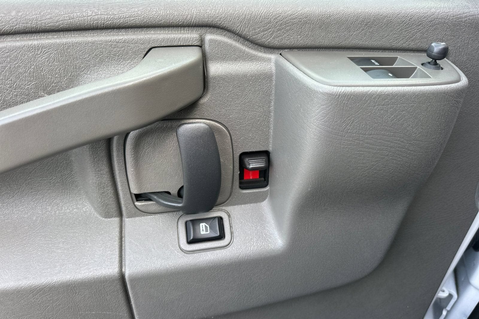 2024 Chevrolet Express Passenger 3500 1LT