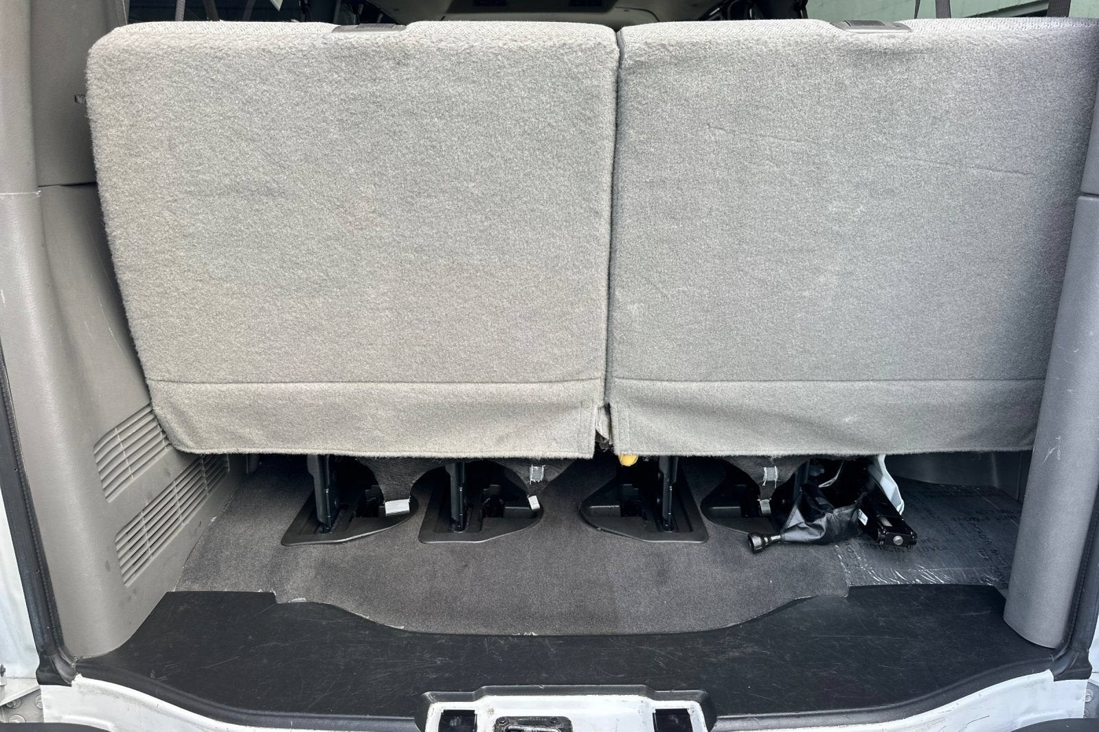2024 Chevrolet Express Passenger 3500 1LT