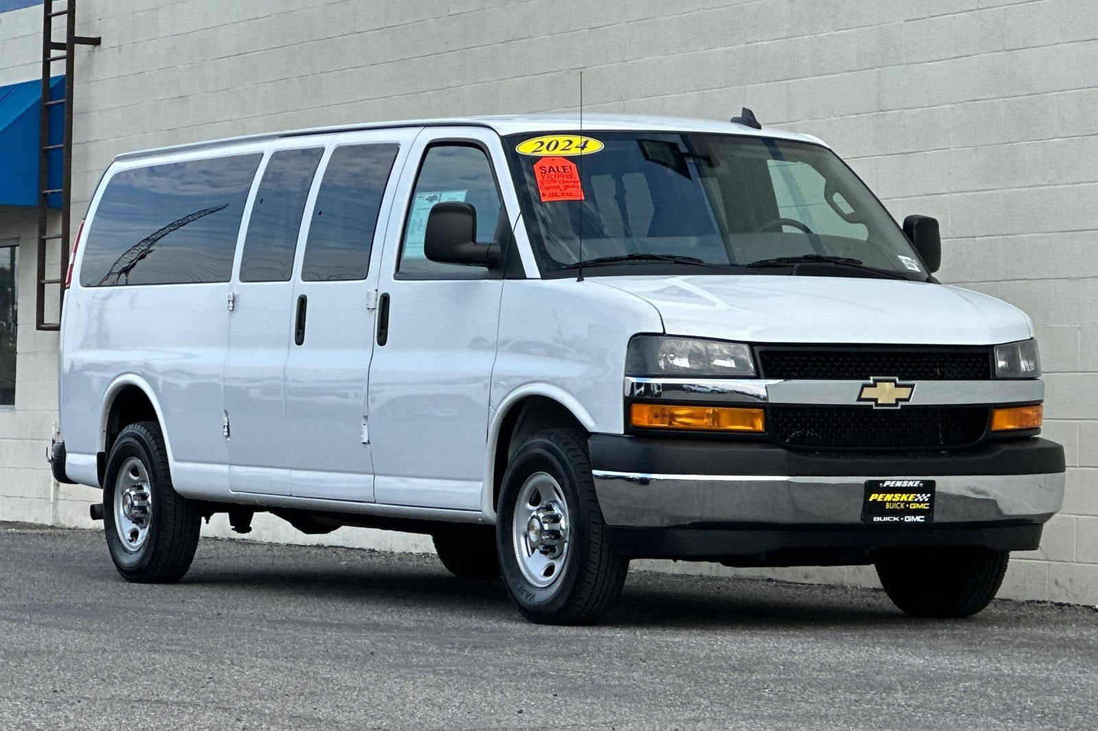 2024 Chevrolet Express Passenger 3500 1LT