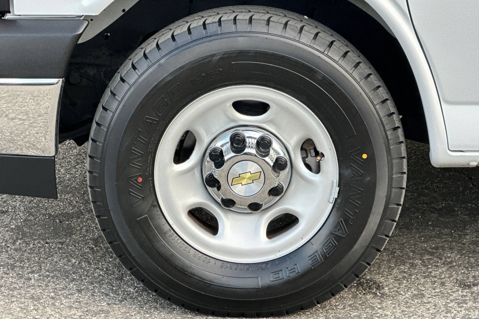 2024 Chevrolet Express Passenger 3500 1LT
