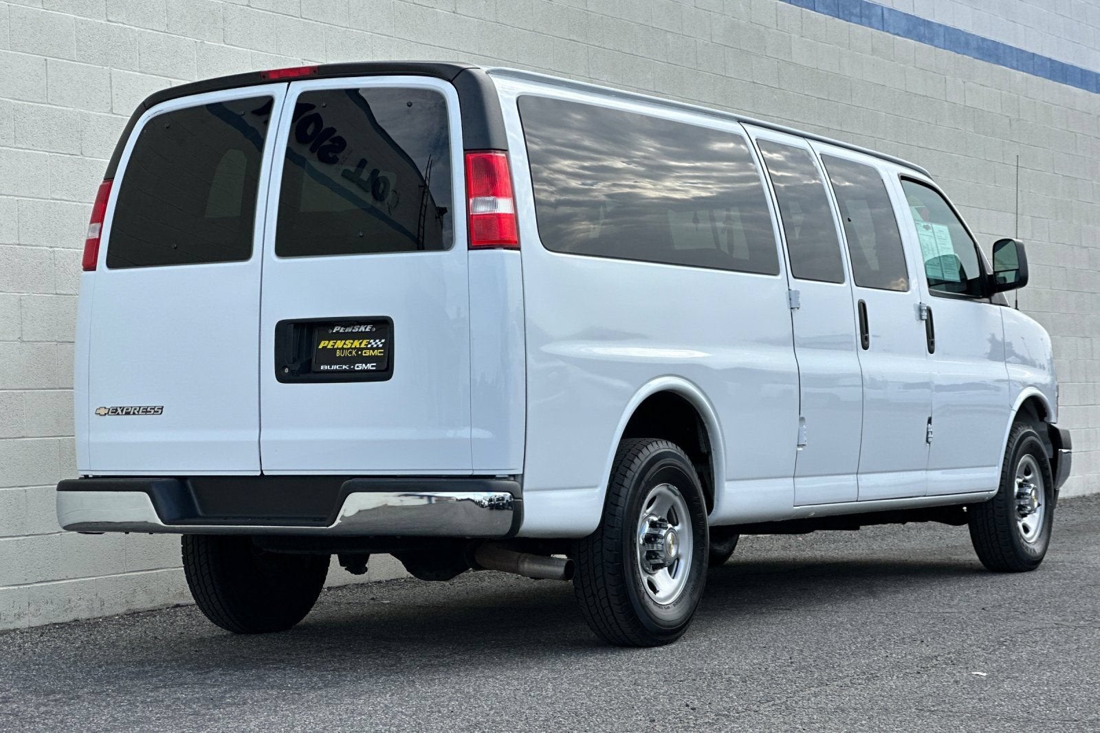 2024 Chevrolet Express Passenger 3500 1LT
