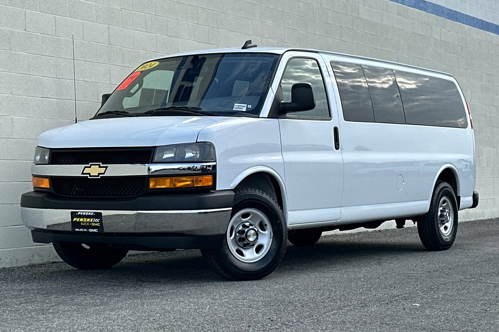 2024 Chevrolet Express Passenger 3500 1LT