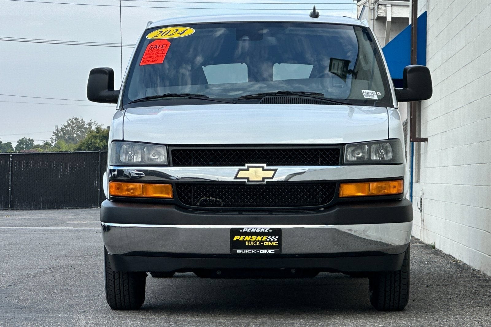 2024 Chevrolet Express Passenger 3500 1LT