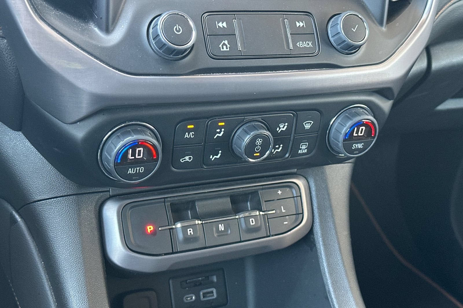 2023 GMC Acadia AT4