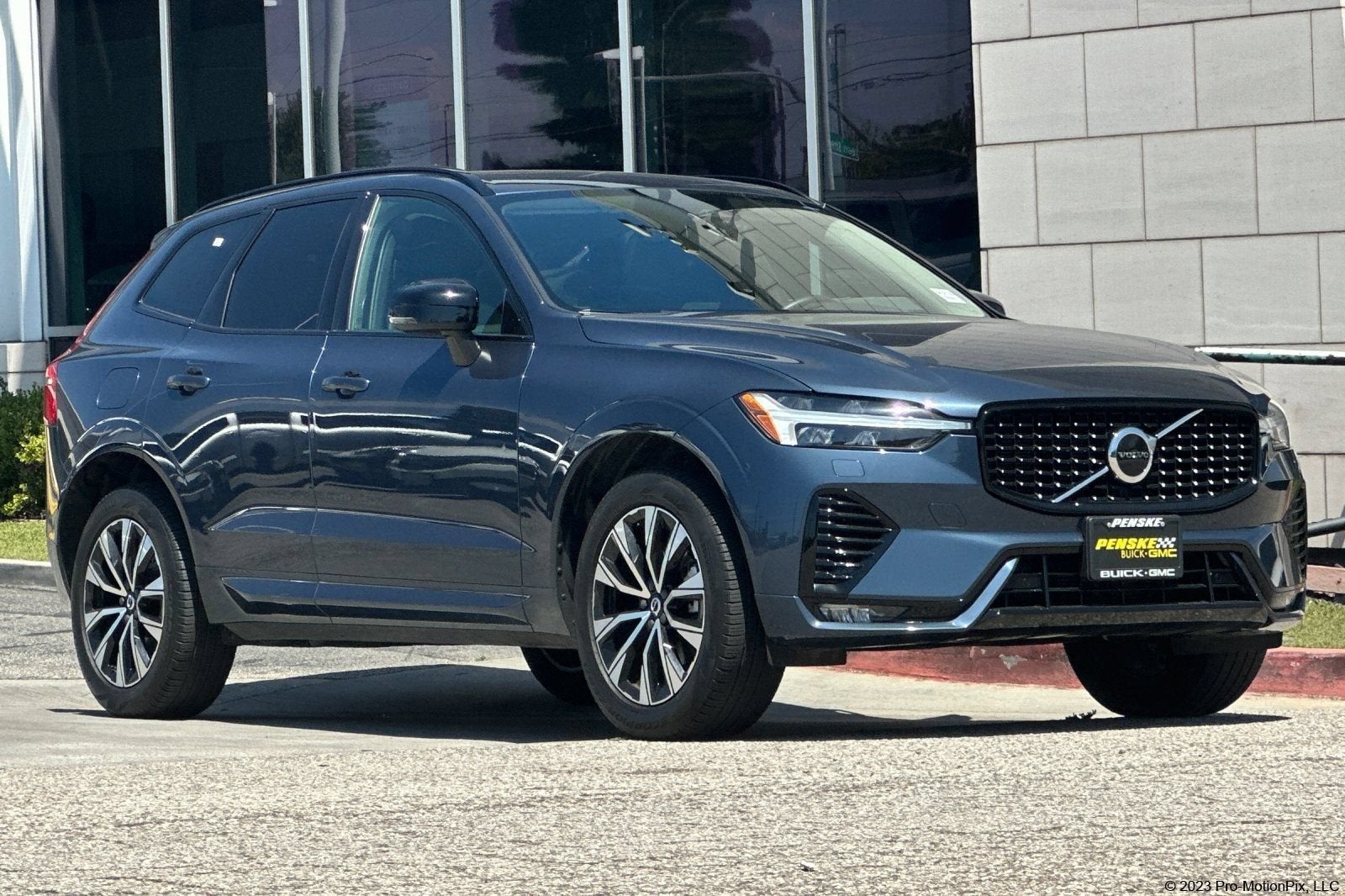 2024 Volvo XC60 Core Dark Theme