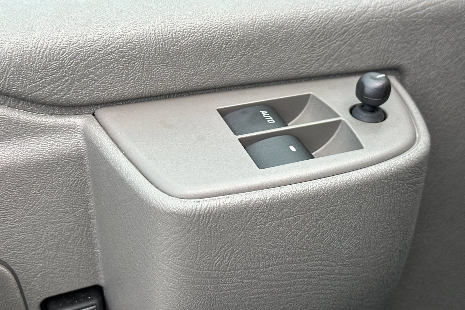 2025 Chevrolet Express Passenger 1LT