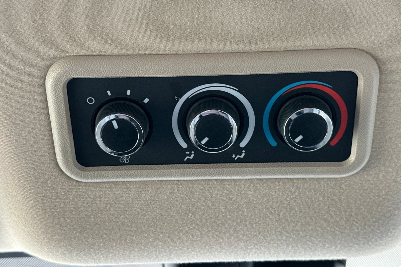 2025 Chevrolet Express Passenger 1LT