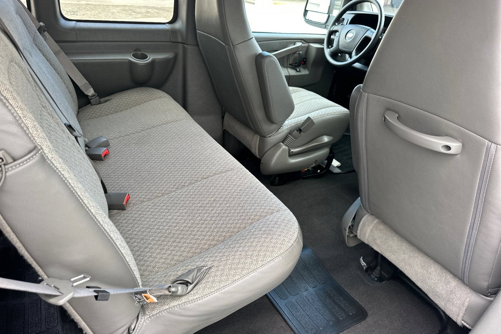 2025 Chevrolet Express Passenger 1LT