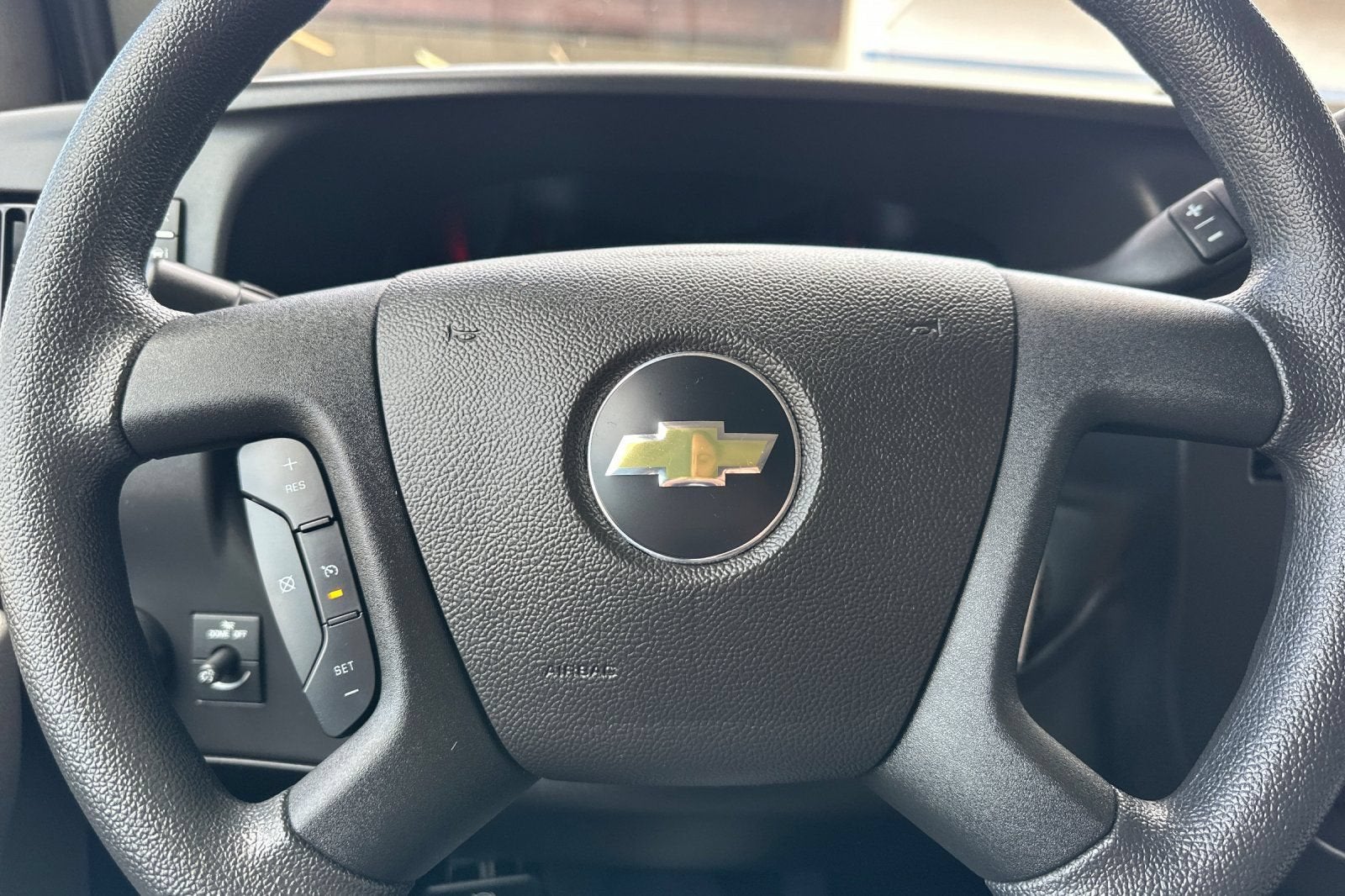 2025 Chevrolet Express Passenger 1LT