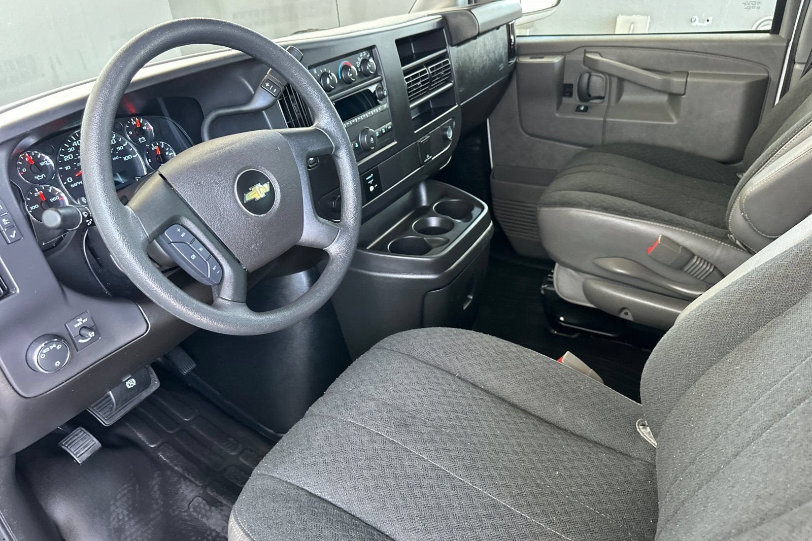 2025 Chevrolet Express Cargo WT