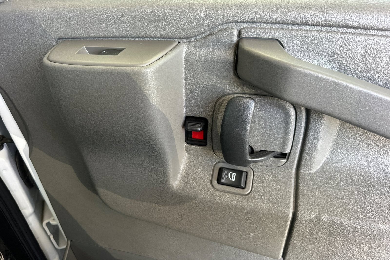 2025 GMC Savana Passenger LT
