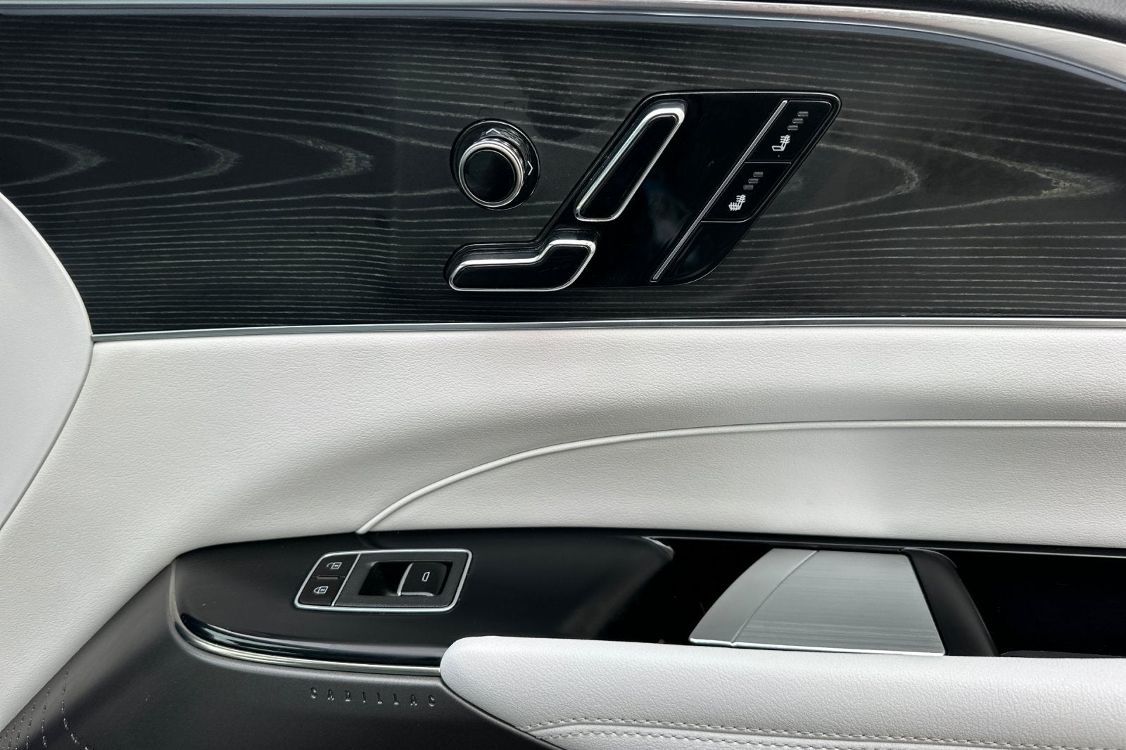 2024 Cadillac LYRIQ Luxury 1