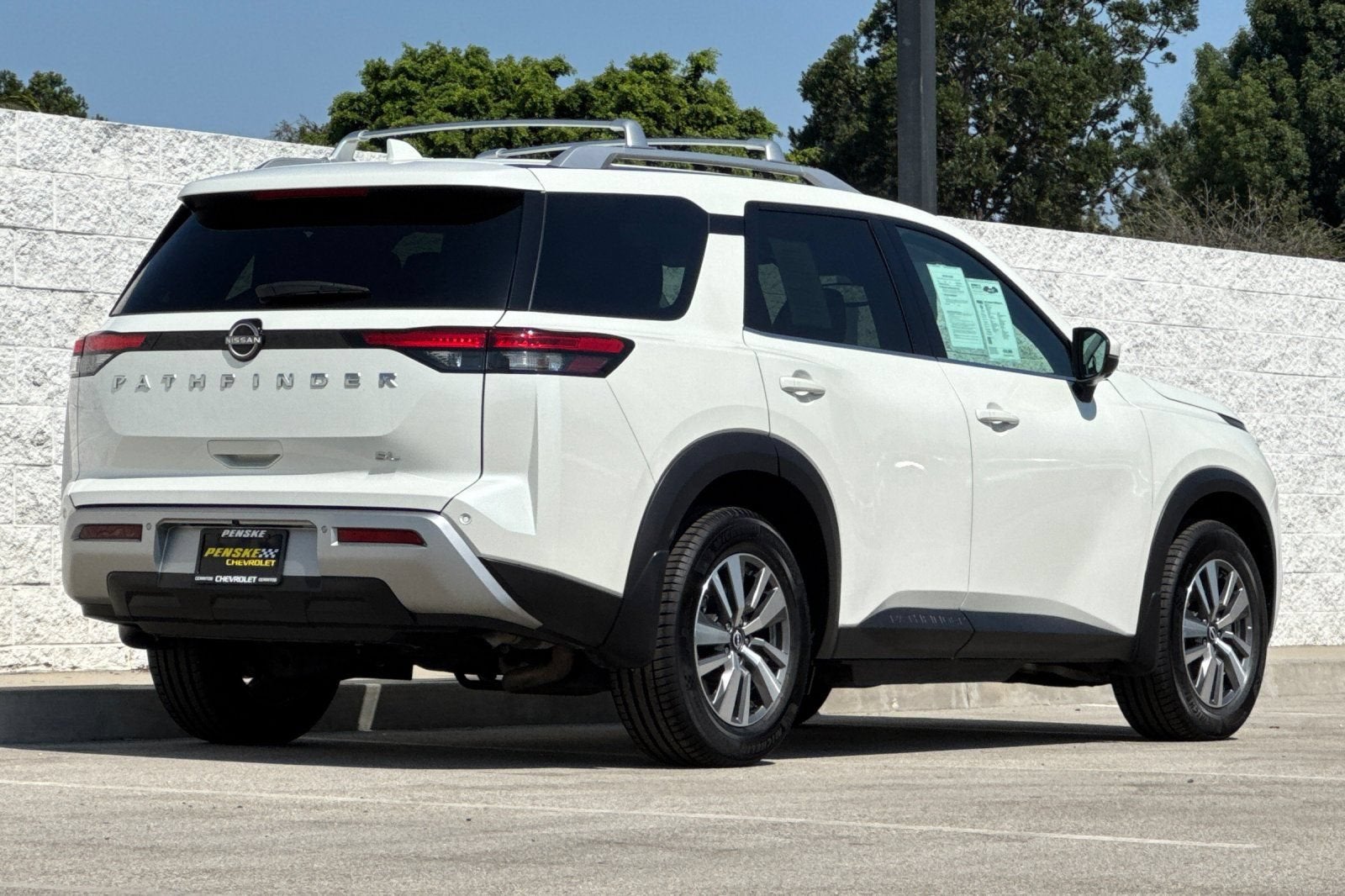 2022 Nissan Pathfinder SL