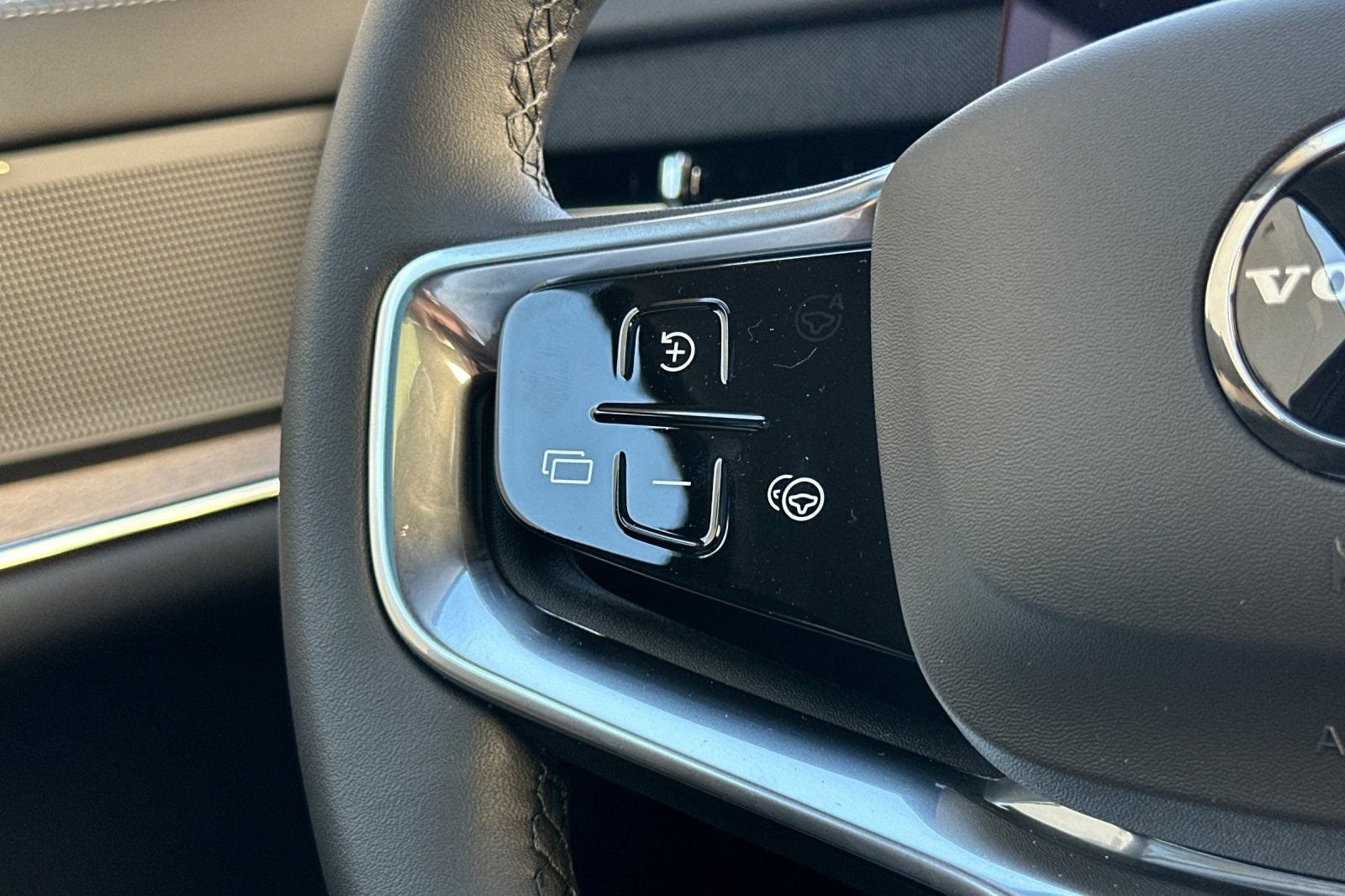 2025 Volvo EX90 Twin Motor Performance Ultra 6-Seater