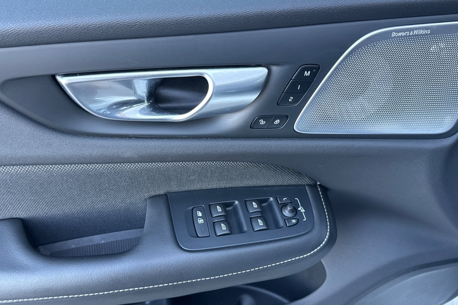 2025 Volvo S60 Plug-In Hybrid T8 Ultra Black Edition