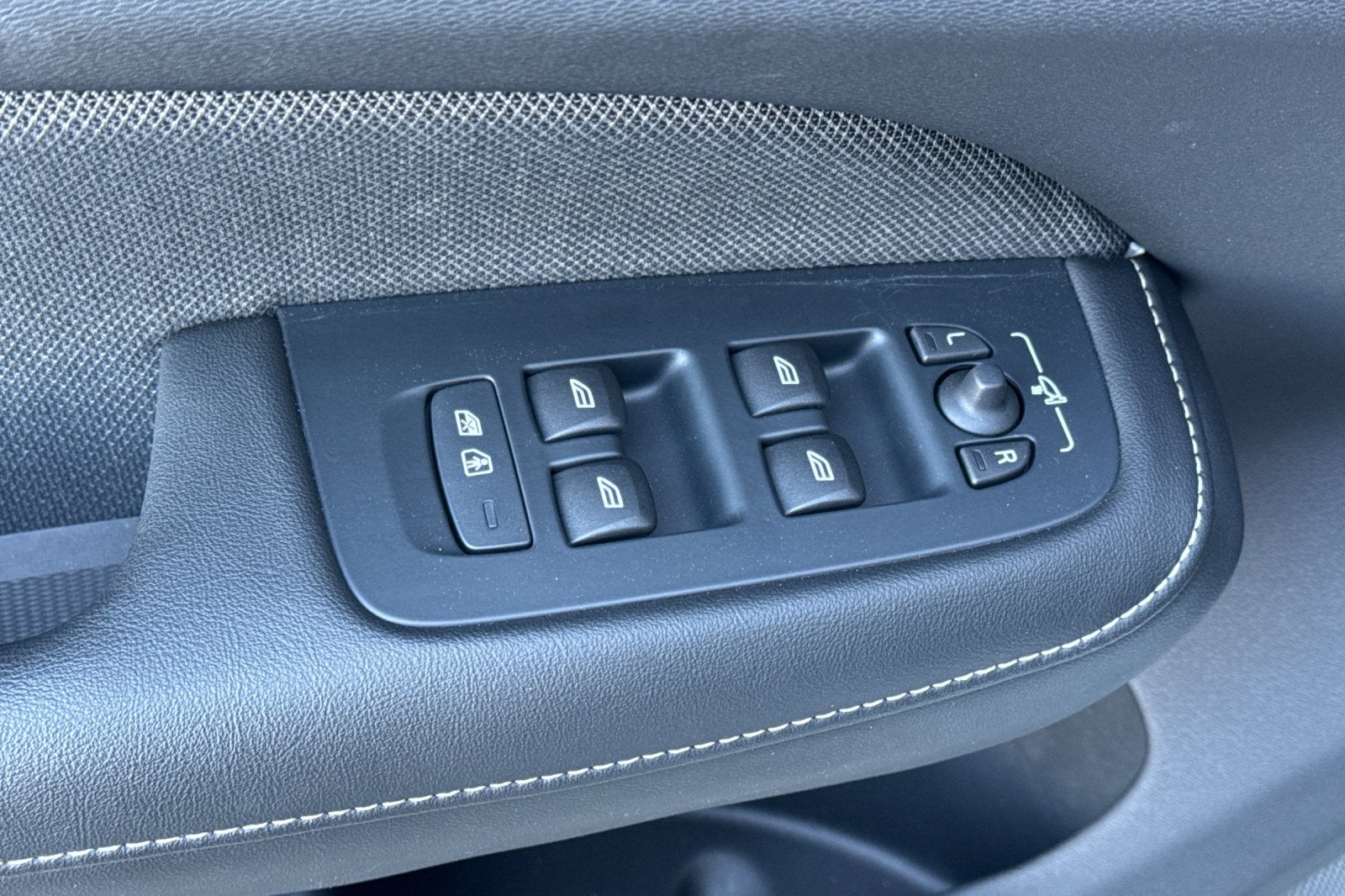 2025 Volvo S60 Plug-In Hybrid T8 Ultra Black Edition