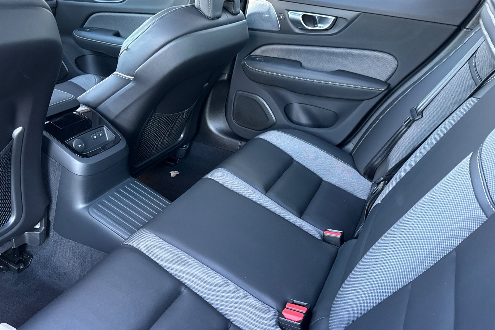 2025 Volvo S60 Plug-In Hybrid T8 Ultra Black Edition