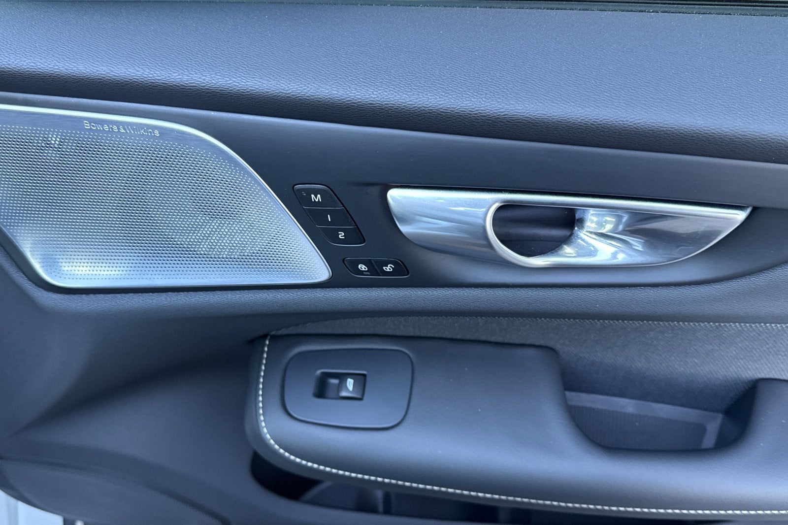 2025 Volvo S60 Plug-In Hybrid T8 Ultra Black Edition