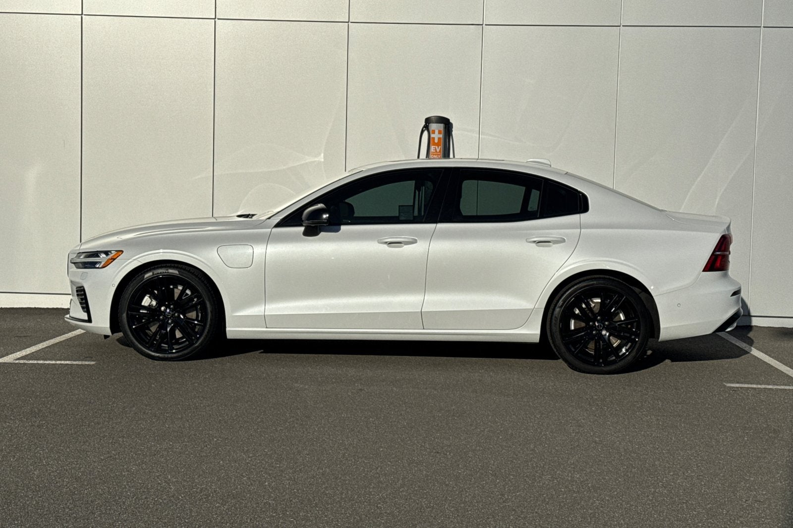 2025 Volvo S60 Plug-In Hybrid T8 Ultra Black Edition
