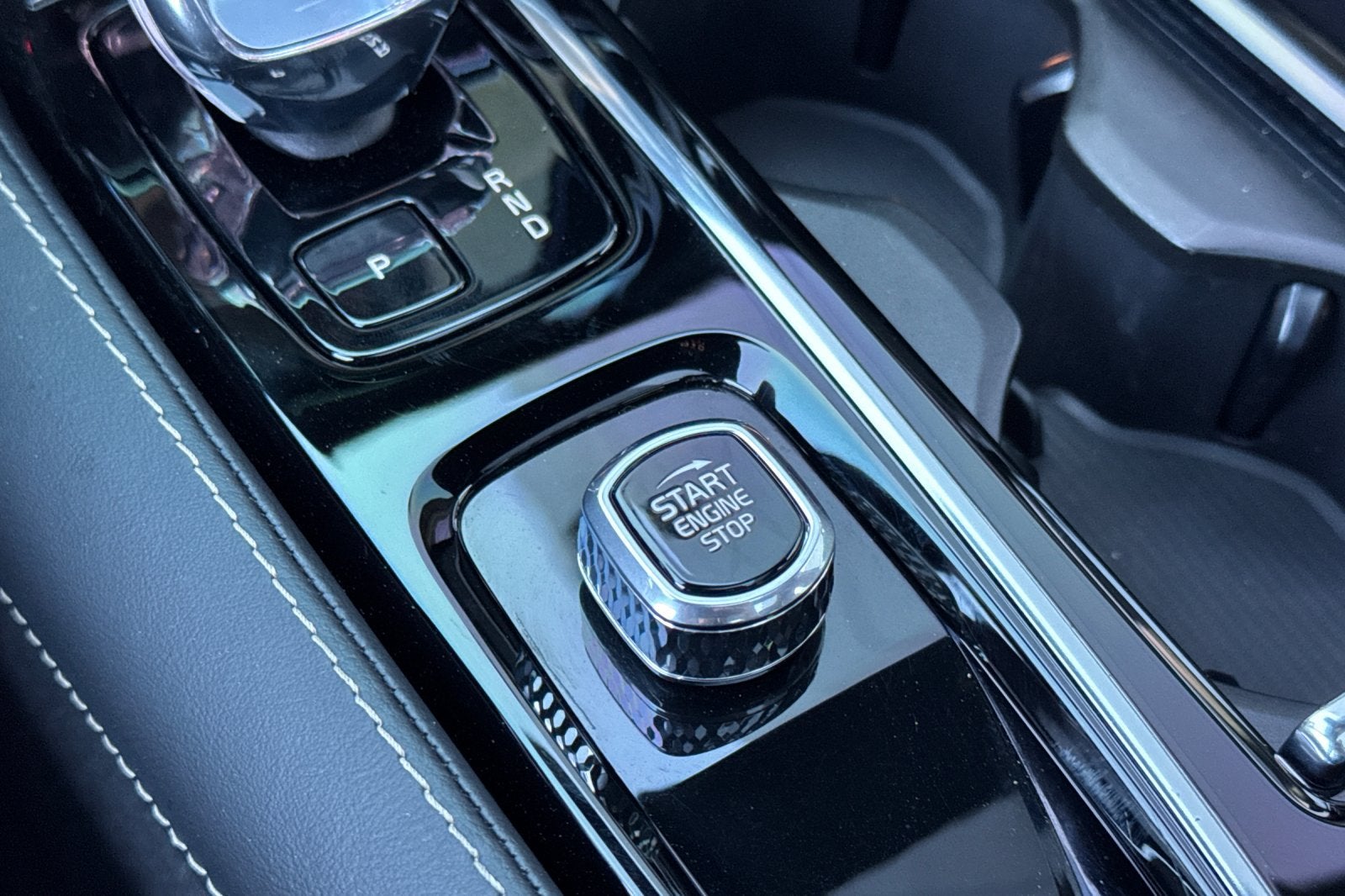 2025 Volvo S60 Plug-In Hybrid T8 Ultra Black Edition