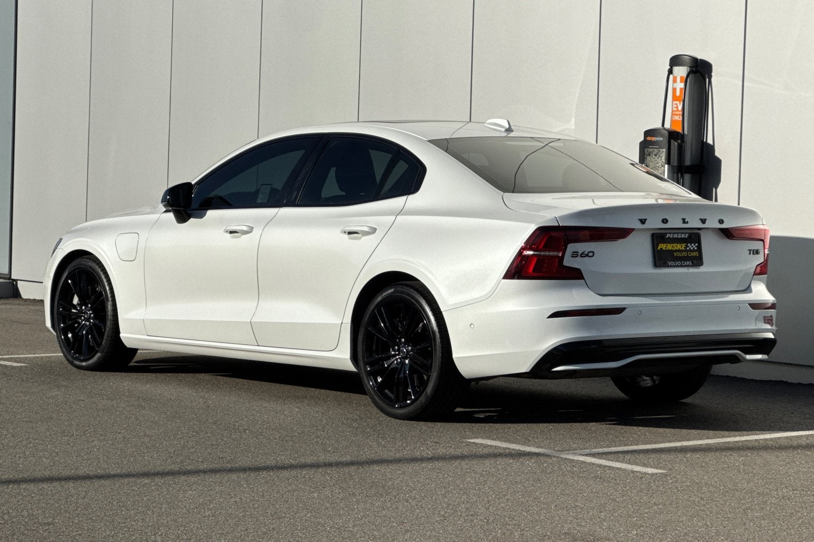 2025 Volvo S60 Plug-In Hybrid T8 Ultra Black Edition
