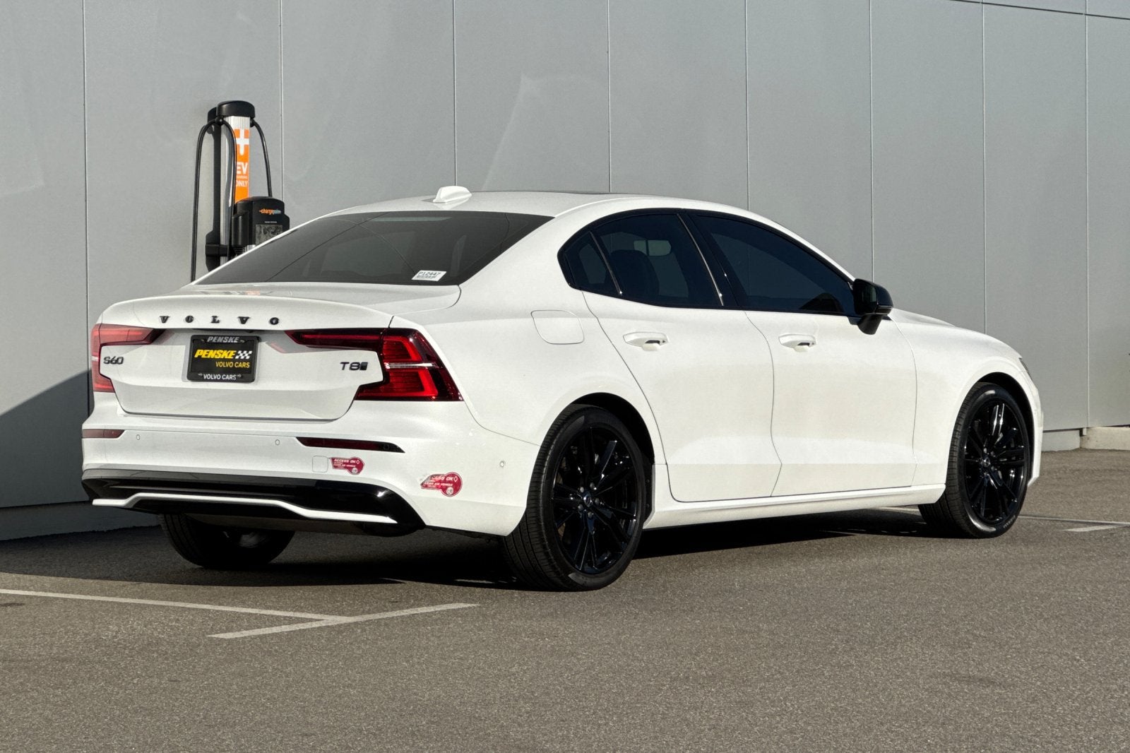 2025 Volvo S60 Plug-In Hybrid T8 Ultra Black Edition