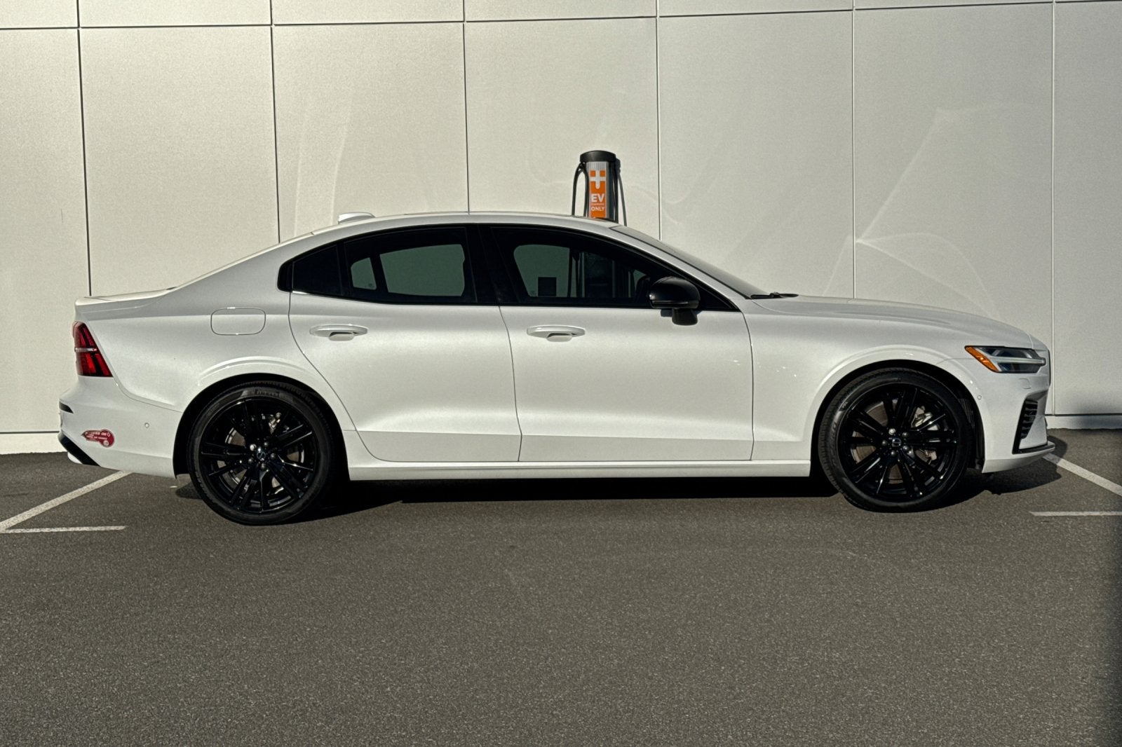 2025 Volvo S60 Plug-In Hybrid T8 Ultra Black Edition