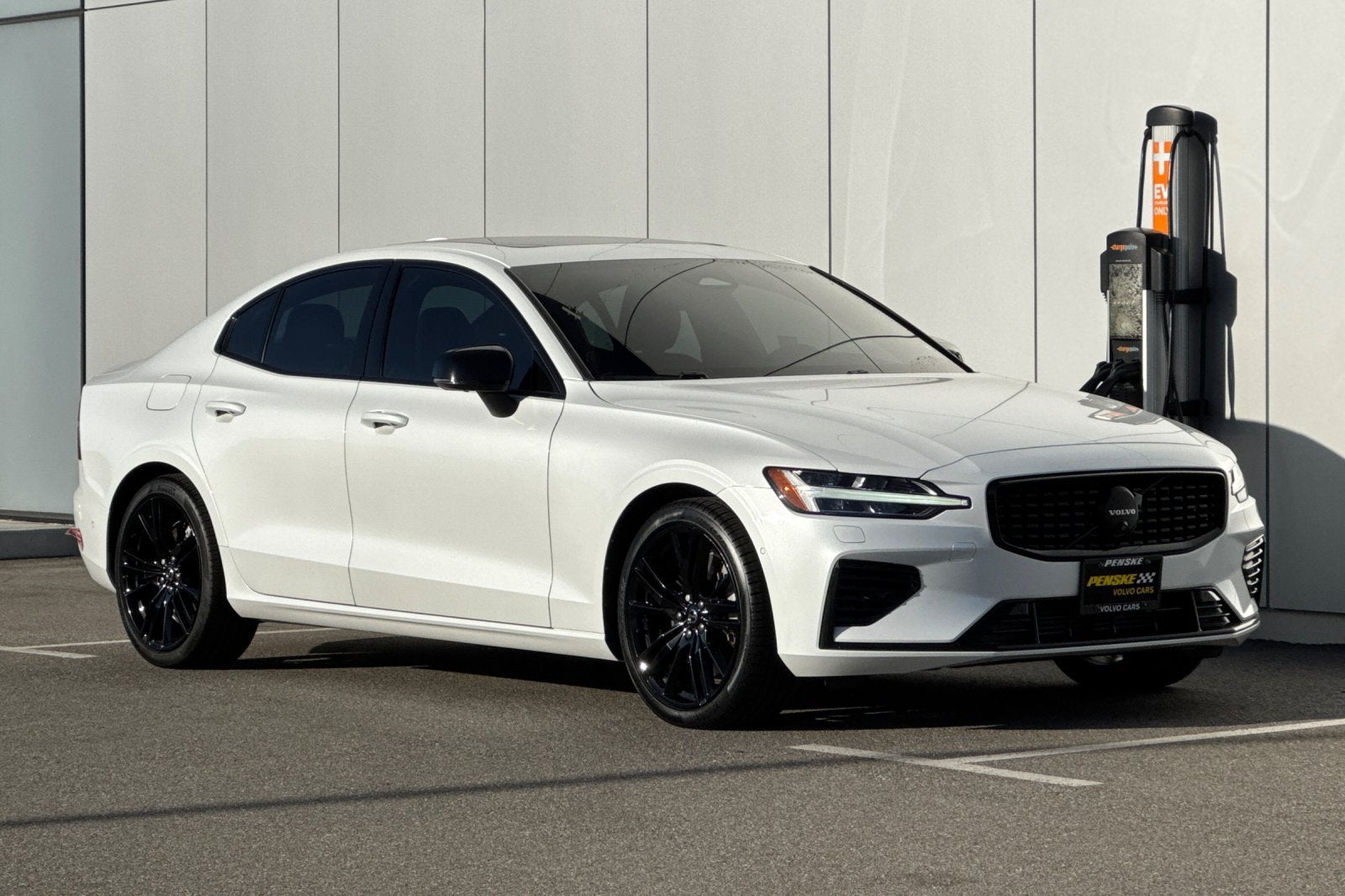 2025 Volvo S60 Plug-In Hybrid T8 Ultra Black Edition