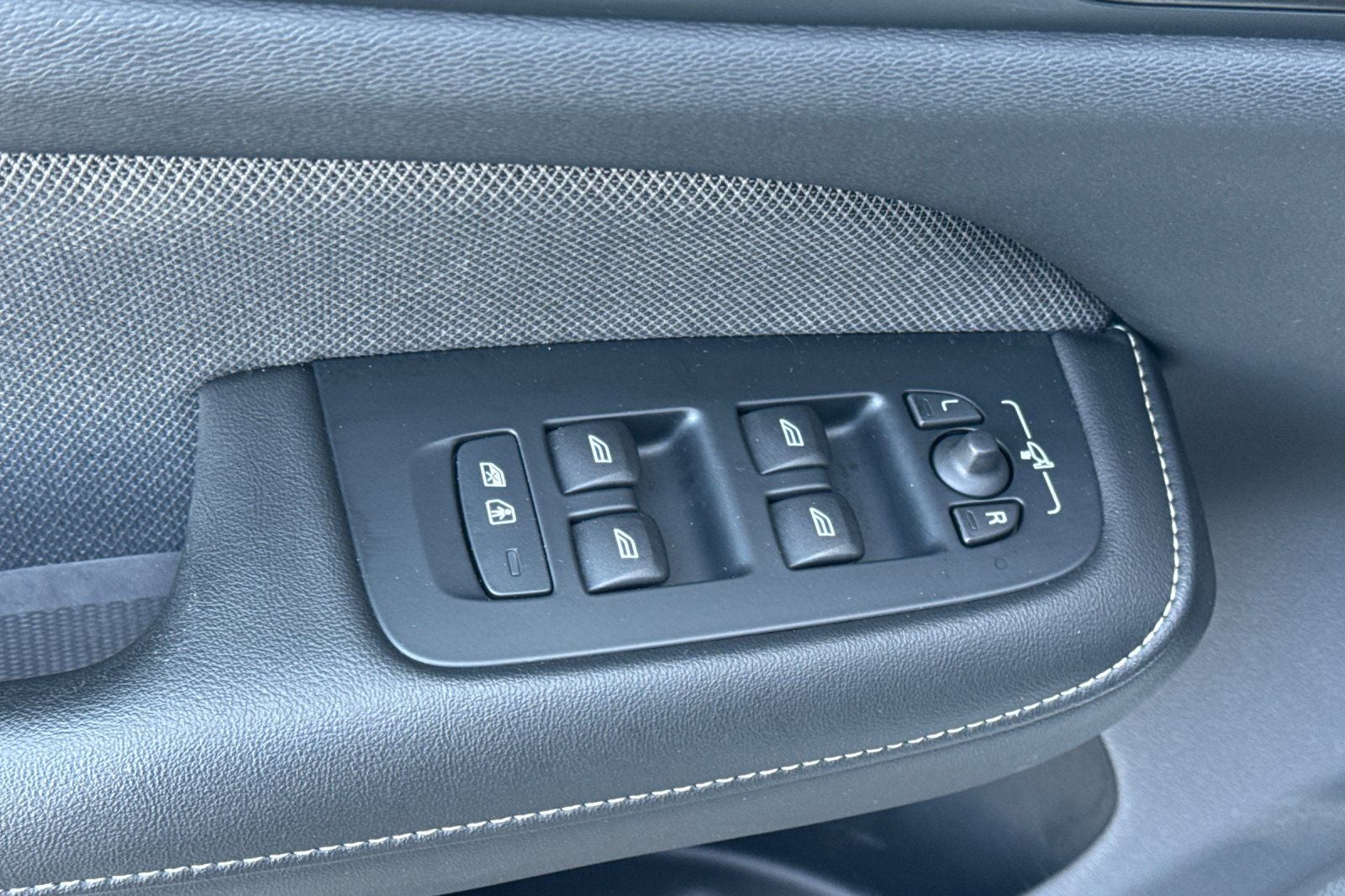 2024 Volvo S60 Recharge Plug-In Hybrid T8 Plus Black Edition