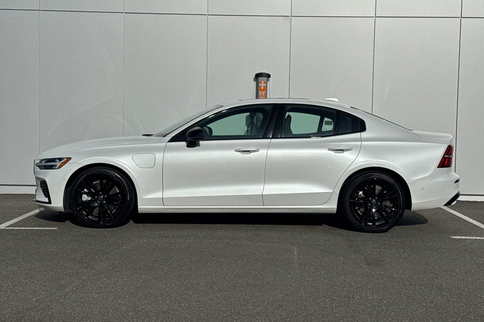2024 Volvo S60 Recharge Plug-In Hybrid T8 Plus Black Edition