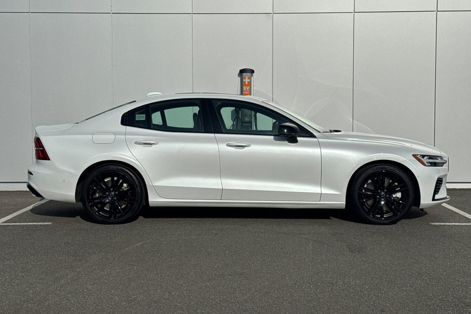2024 Volvo S60 Recharge Plug-In Hybrid T8 Plus Black Edition