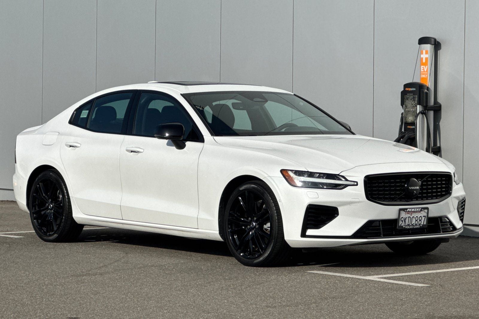 2024 Volvo S60 Recharge Plug-In Hybrid T8 Plus Black Edition